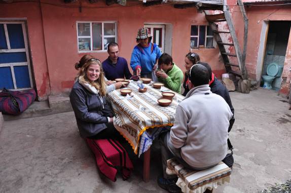 Almoçando no pátio interno da nossa hospedagem na ilha de Amantani, no lago Titicaca, no Peru